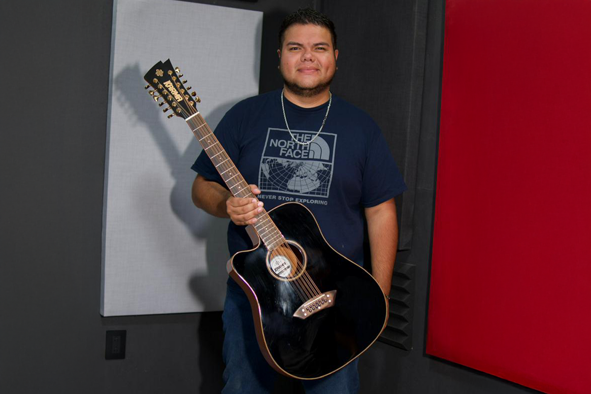 Leo Cano, artista de Karma Guitars