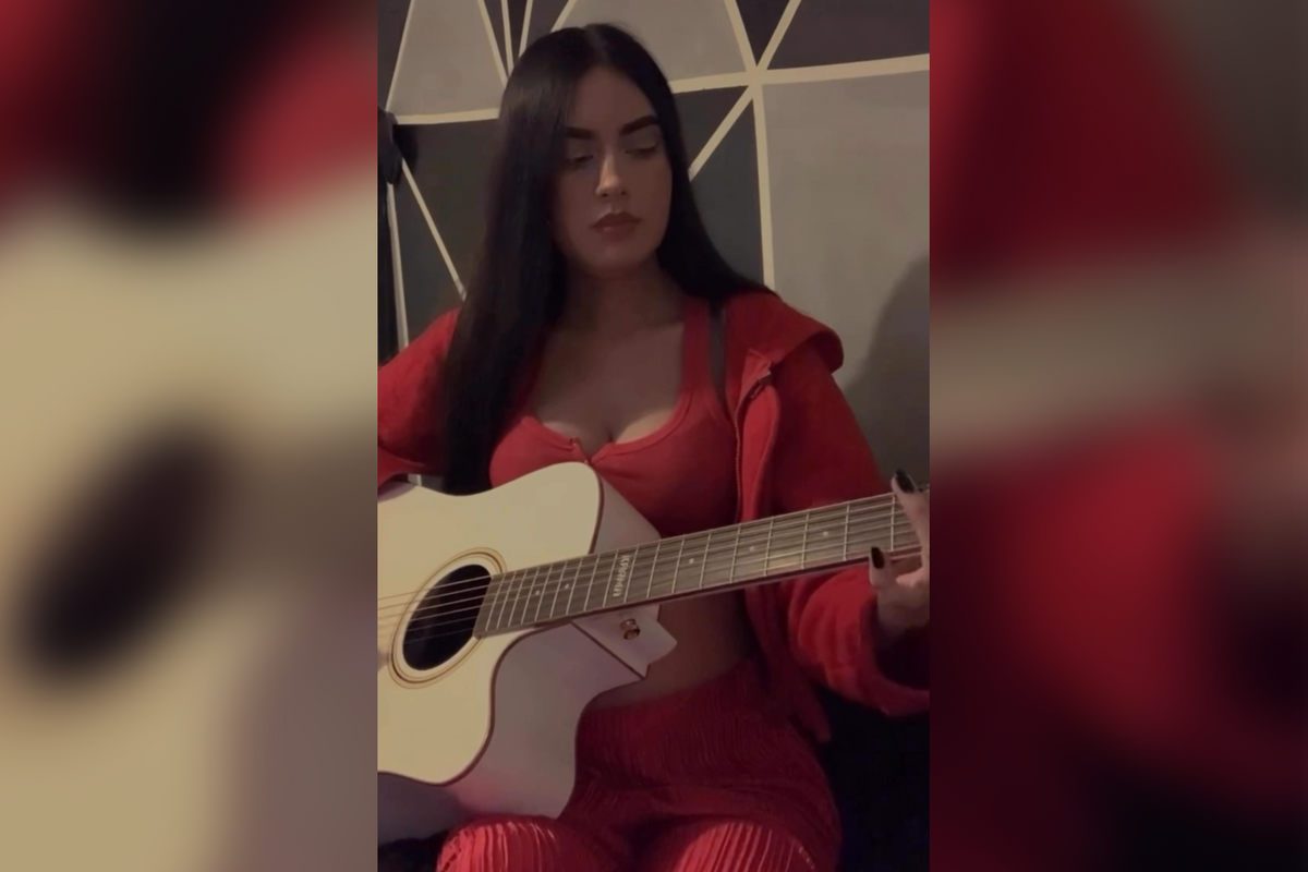 Perla Romero, artista de Karma Guitars